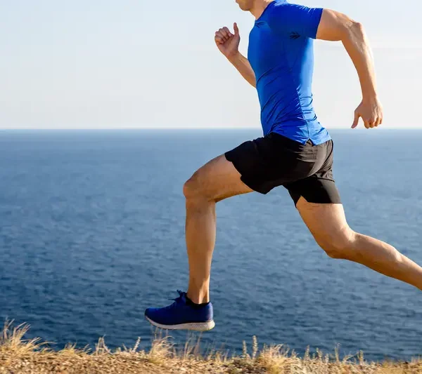 Koszulki treningowe – jak wybrać najlepszy model do ćwiczeń?